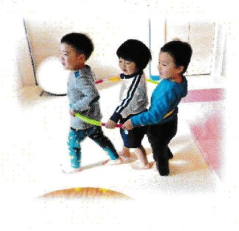 子供達が運動している